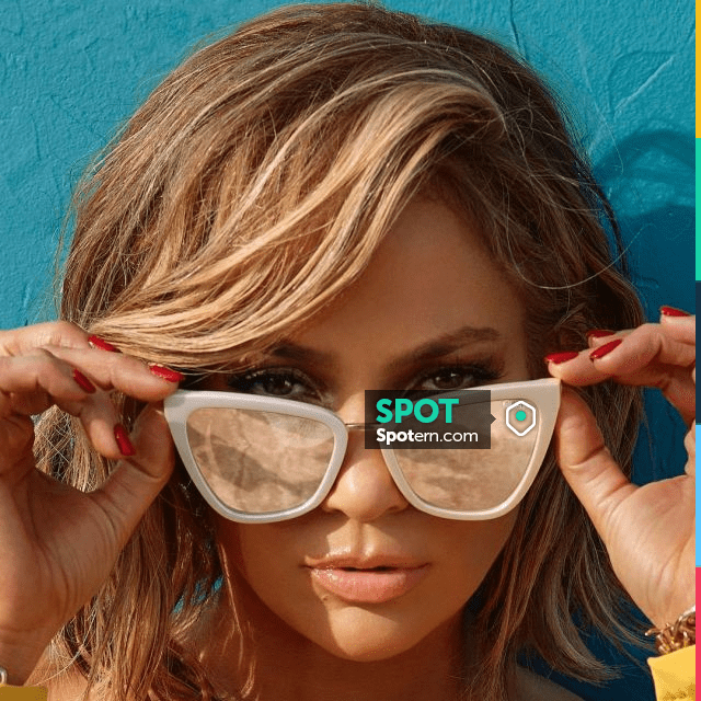 Sunglasses oversized cat eye Jennifer Lopez on the account instagram of