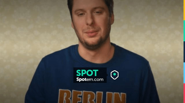 Films Et Séries Tv Avec Benoît Moret Le Sweat bleu imprimé Berlin de Seb (Benoît Moret) dans En Famille