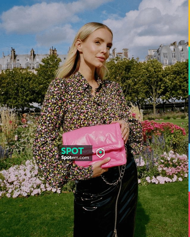 X \ Marc Jacobs على X: Leonie Hanne wearing #THEMARCJACOBS with THE Mini  Pillow Bag