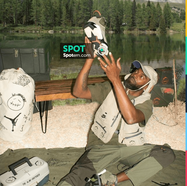 travis scott wearing jordan 6