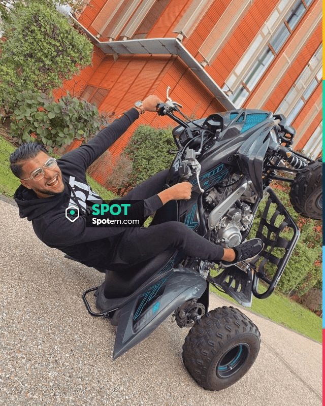 Le hoodie Nike noir porté par Mister Officiel sur le compte Instagram