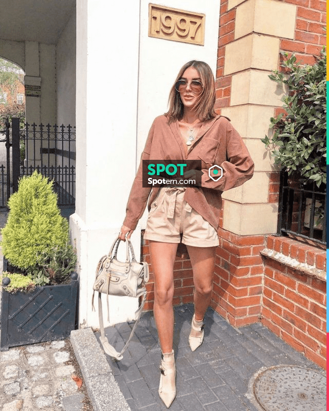 Over­sized Shirt of Tara Maynard on the Instagram account taramays25