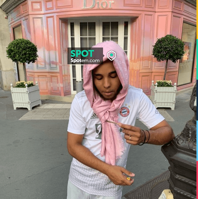 Scarf monogram pink Louis Vuitton LV reach by the rapper Zola on the  account Instagram of @binkszola