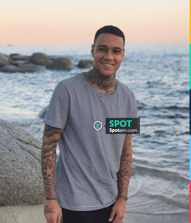 The sweatshirt hoody orange worn by Gregory van der Wiel on his account  Instagram @gregoryvanderwiel