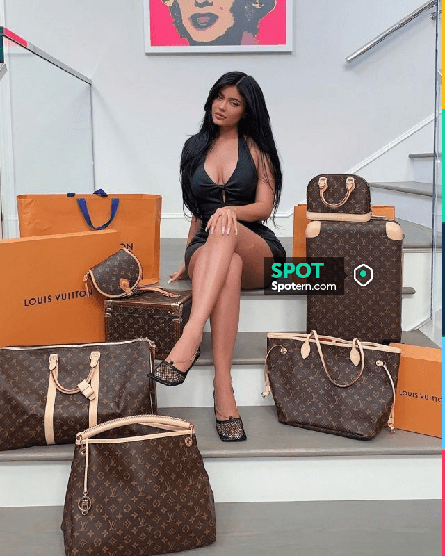 The suitcase Louis Vuitton used by Kylie Jenner on her account Instagram @ kyliejenner
