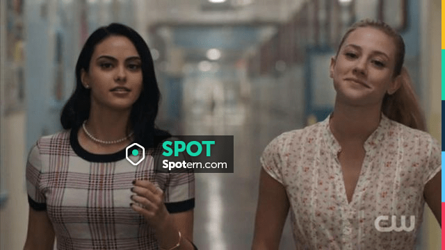 Le collier de perles blanches porté par Veronica Lodge (Camila Mendes