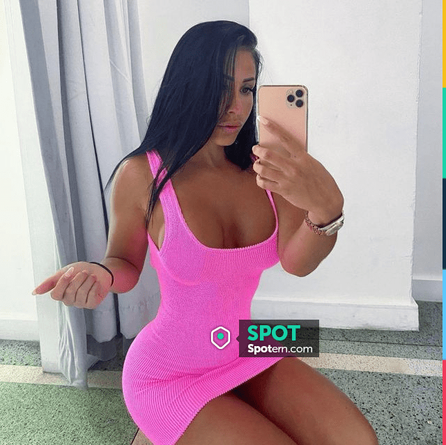 El vestido rosa neón acanalado de Leana en su cuenta de Instagram