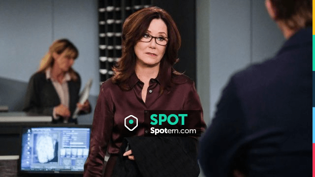 La chemise bordeaux en satin portée par Sharon Raydor (Mary McDonnell