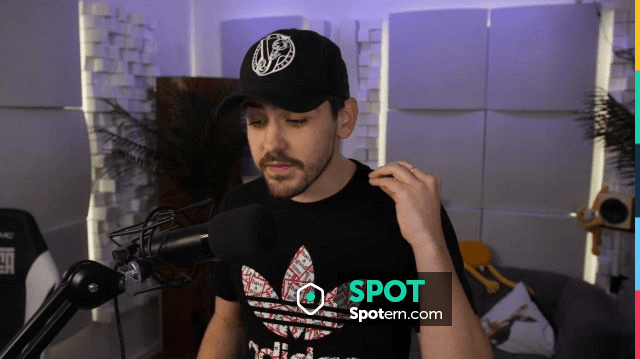 Le T Shirt Adidas Porté Par Joyca Dans La Vidéo Ces Tutos Nont Aucun Sens Spotern 