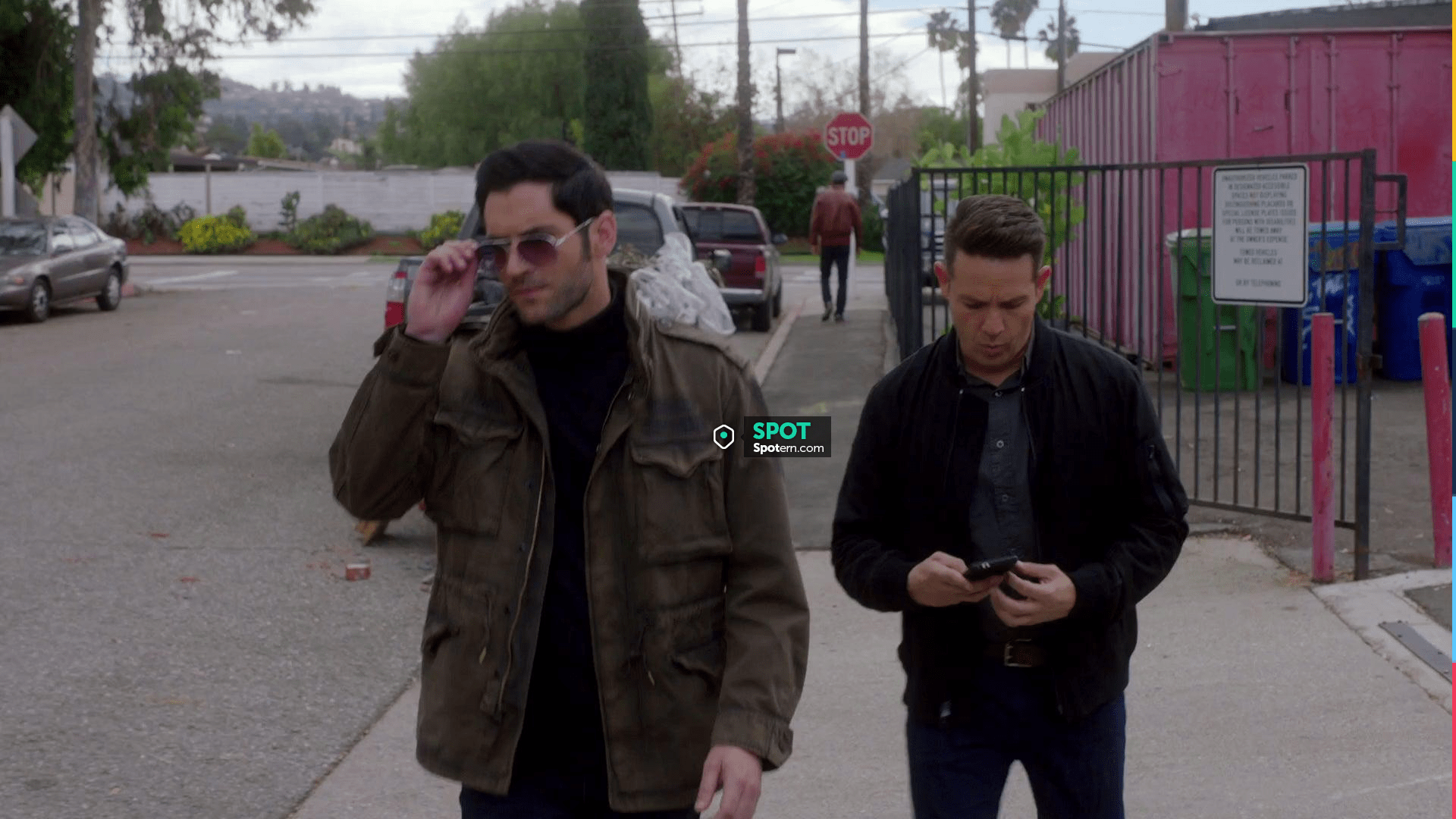 Chaqueta de campo usada por Lucifer Morningstar (Tom Ellis) en la serie de  televisión Lucifer (S03E26) | Spotern