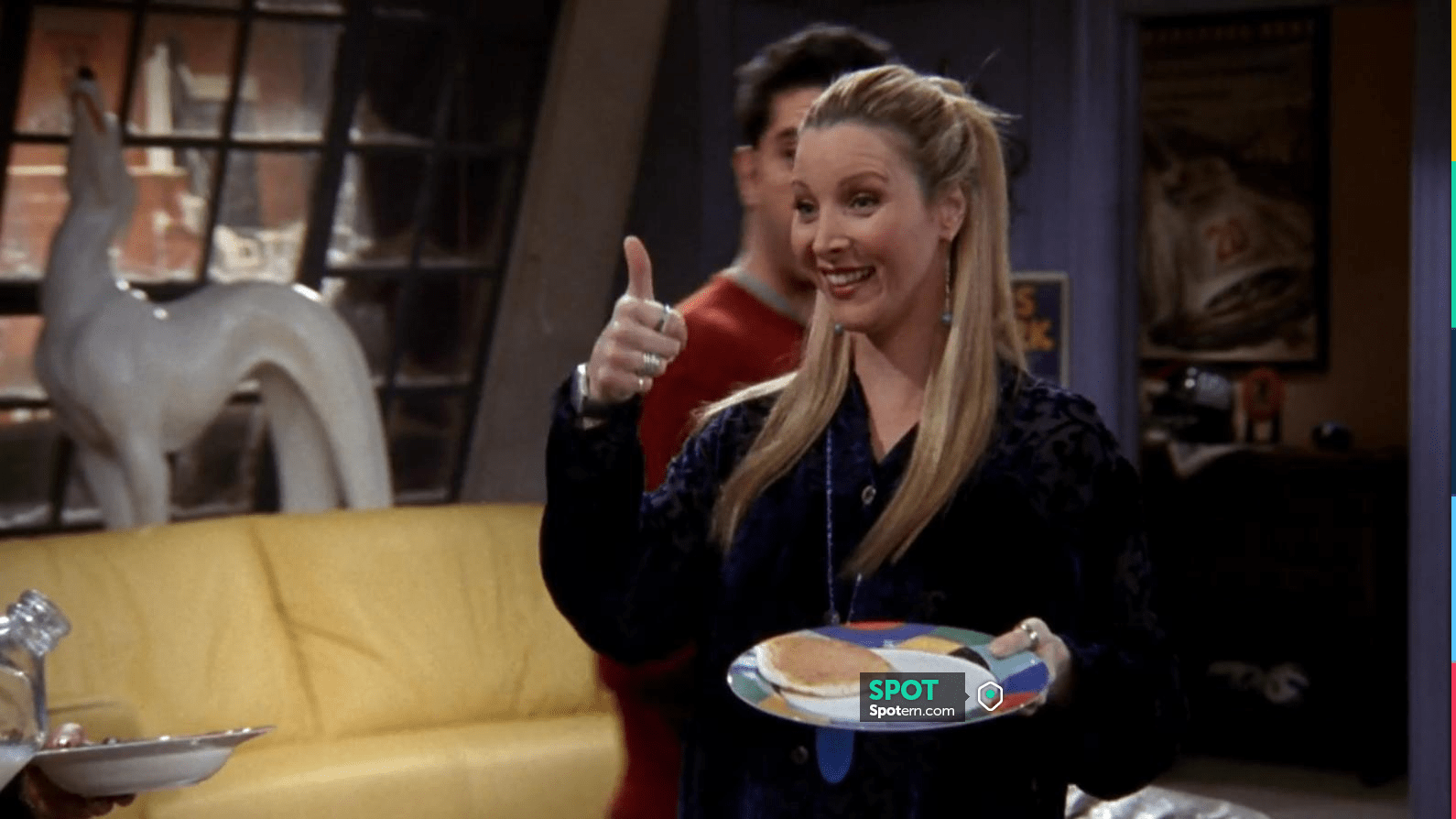 Plates of Phoebe Buffay (Lisa Kudrow) in Friends (S04E14) | Home / Furnitur...