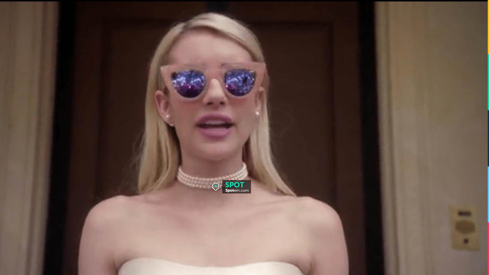 Necklace pearl de Chanel Oberlin (Emma Roberts) dans la série Scream Queens  (S01E12) | Spotern