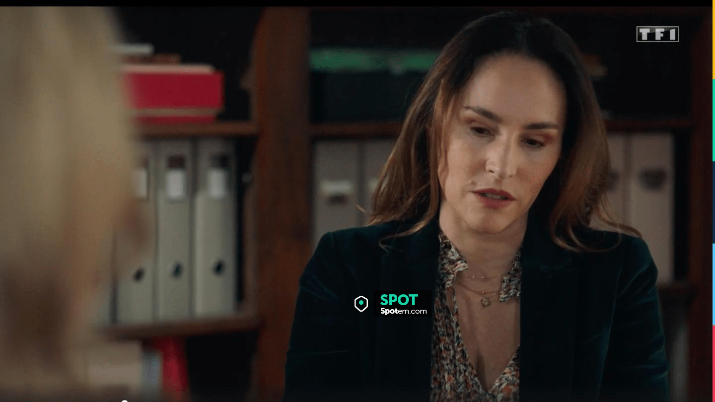 The peacock velvet blazer worn by Rose Latour (Vanessa Demouy) in the  series Ici tout commence (S01E109) | Spotern