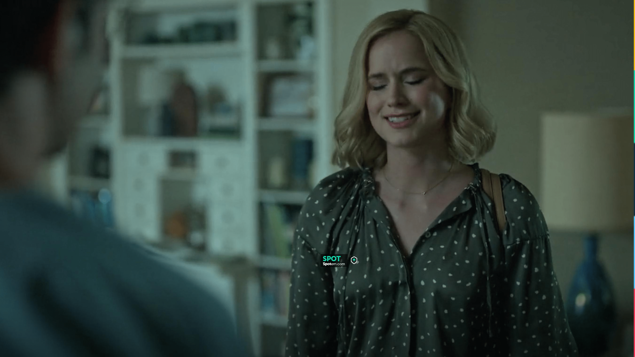 Mango Flowy imprimé chemisier porté par Jenny Banks (Elizabeth Lail) comme  on le voit dans la série TV Ordinary Joe (S01E02) | Spotern