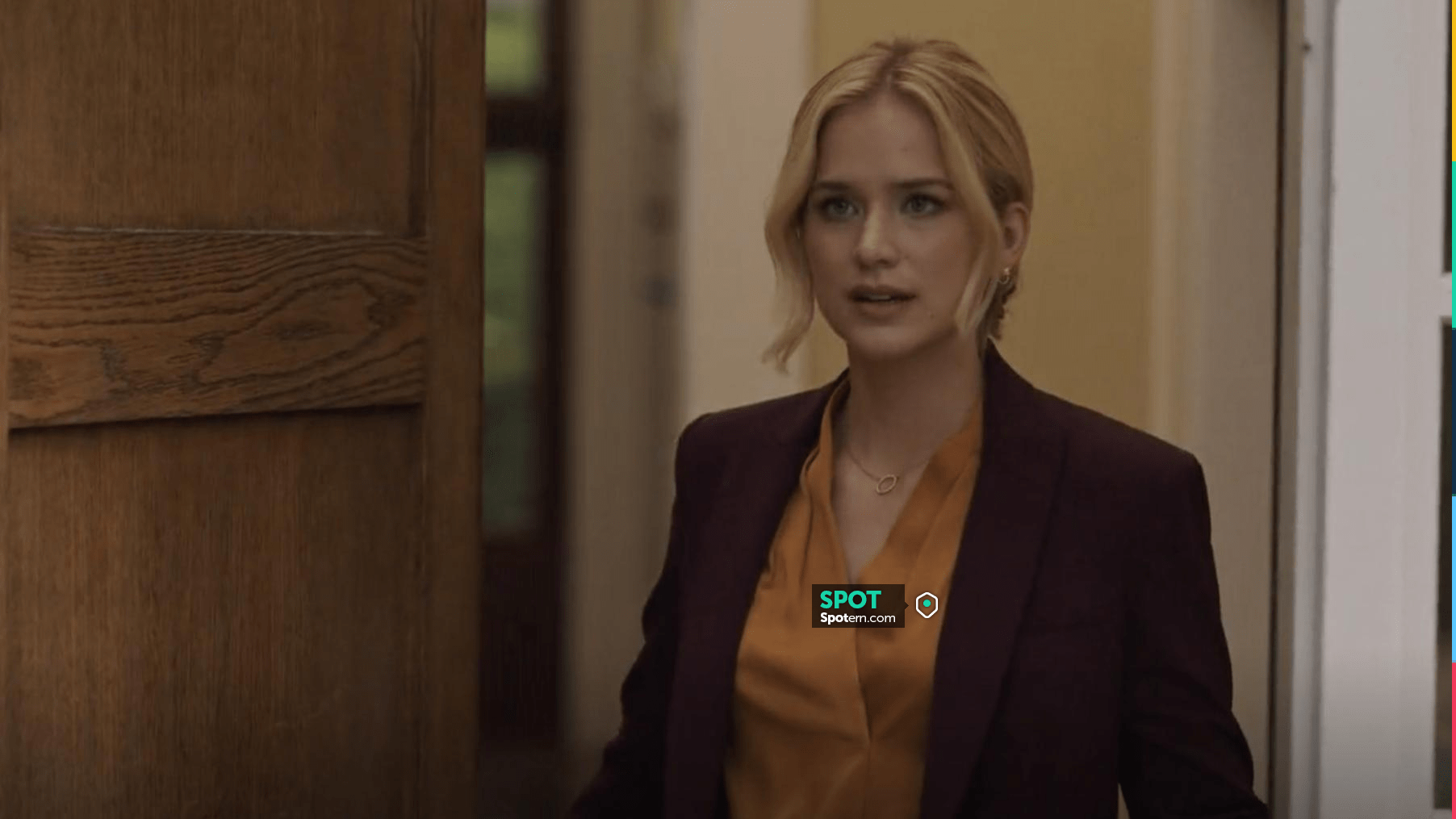 Kobi Halperin Nellie Blusa plisada de manga larga de cuello en V usada por  Jenny Banks (Elizabeth Lail) como se ve en Ordinary Joe (S01E02) | Spotern