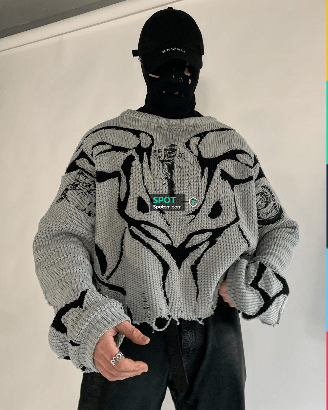 The oversize gray sweater SXVSU worn by a model the account Instagram of @sxvsu |