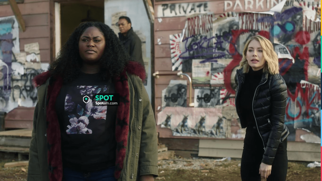 Camiseta de Flores de Acuarela usada por Leota Adebayo (Danielle Brooks) en  el vestuario del programa de televisión Peacemaker (Temporada 1 Episodio 3)  | Spotern