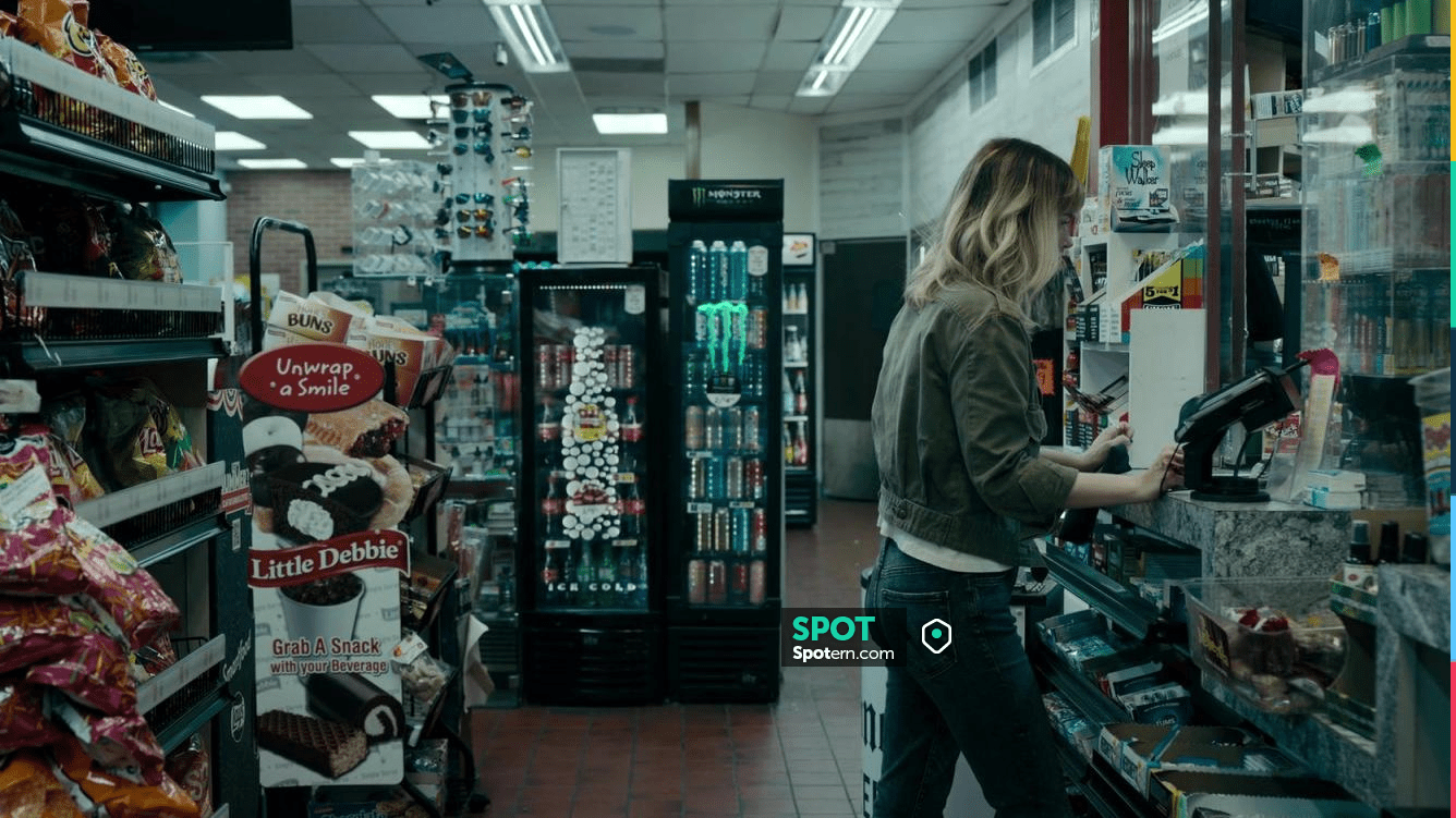 Mother The Hustler Ankle Fray Flared Jeans in Shaking Things Up usado por  Andy Oliver (Bella Heathcote) como se ve en la serie de televisión Pieces  Of Her (S01E02) | Spotern