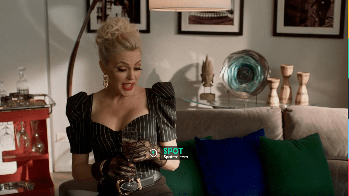 Gucci Tulle Gloves worn by Alexis Carrington (Elaine Hendrix) as seen in  Dynasty (S04E02)