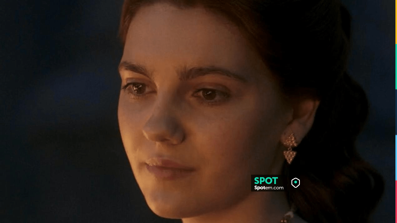 Pendientes triangulares usados por la joven Alicent Hightower (Emily Carey)  en los trajes de la serie de televisión House of the Dragon (S01E02) |  Spotern