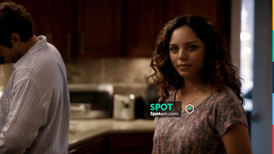 Gorjana Reed Mi­ni Neck­lace worn by Officer Brandy Quinlan (Olivia