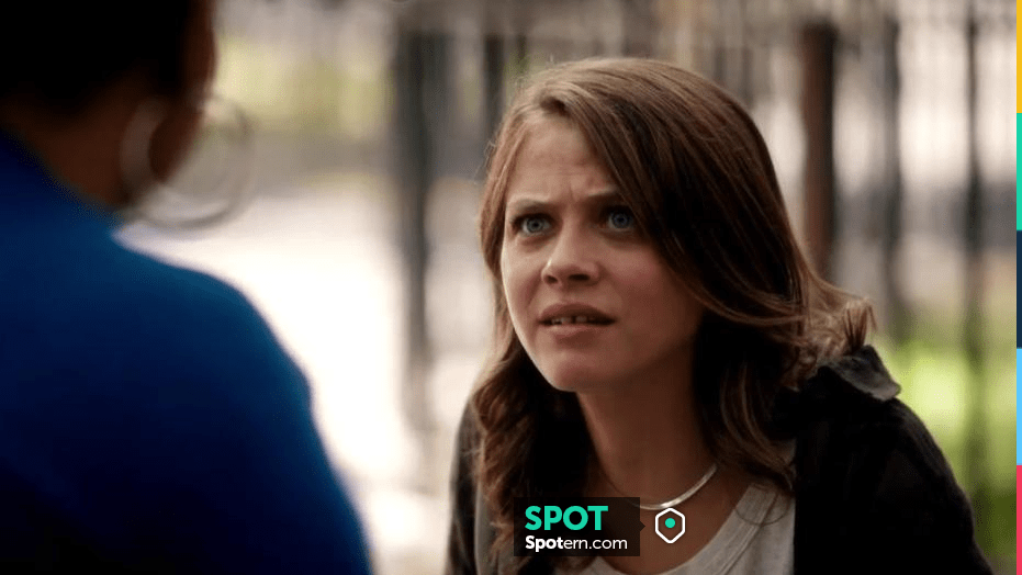 Kendra Scott Her­ring­bone Chain Neck­lace worn by Officer Brandy