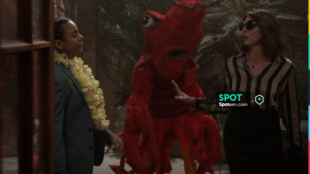 L'Agence But­ton Down Blouse Tyler worn by Sophie Devereaux (Gina