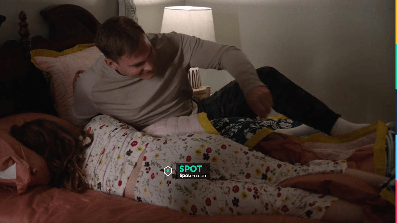 Honeydew Intimates All American Floral Print Jersey Knit Crew Neck Short  Sleeve Pajama Set usado por Cheryl Peterson (Aya Cash) como se ve en  Welcome to Flatch (S02E08) | Spotern