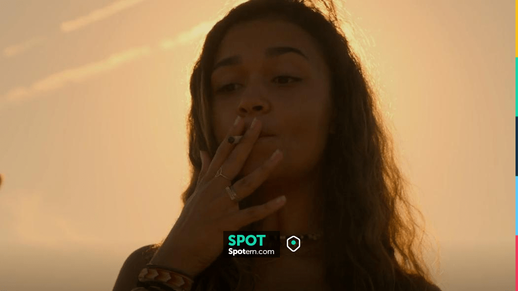 Head High Surf Club Salt & Pepper Party Choker porté par Kiara Carrera