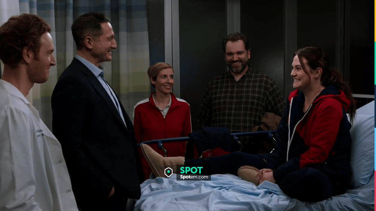 Botas cortas UGG® Classic II usadas por Sophia Eastman (Emma Kennedy