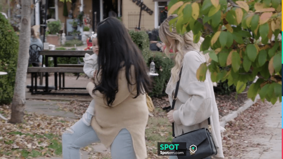 Louis Vuitton Pochette Metis Bag worn by Christina El Moussa as seen in  Christina in the Country S01E05  Spotern