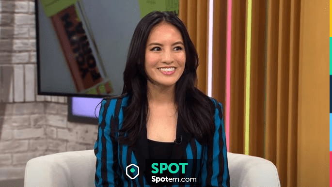 Alice + Olivia Breann Blazer à rayures porté par Fiona Co Chan vu dans ...