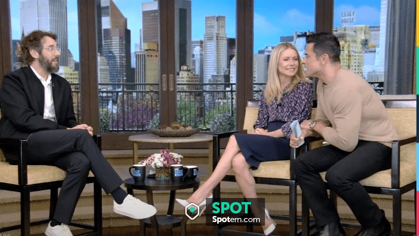 Charlie Saint Laurent bag by Jennifer Aniston on the set of The Morning  Show (September 28, 2022)