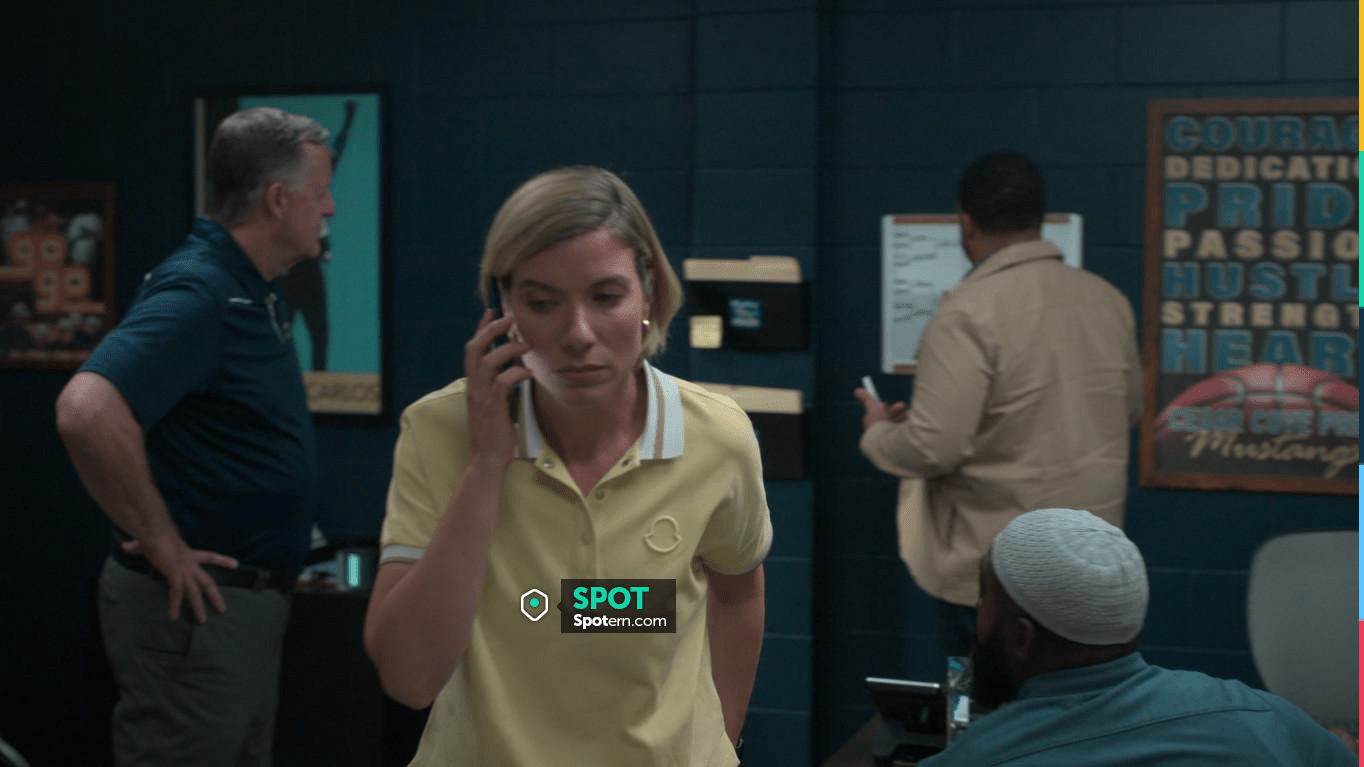 Camiseta de algodón Moncler Polo con el logotipo usada por Meg Bailey  (Tessa Ferrer) como se ve en Swagger (S02E07) | Spotern