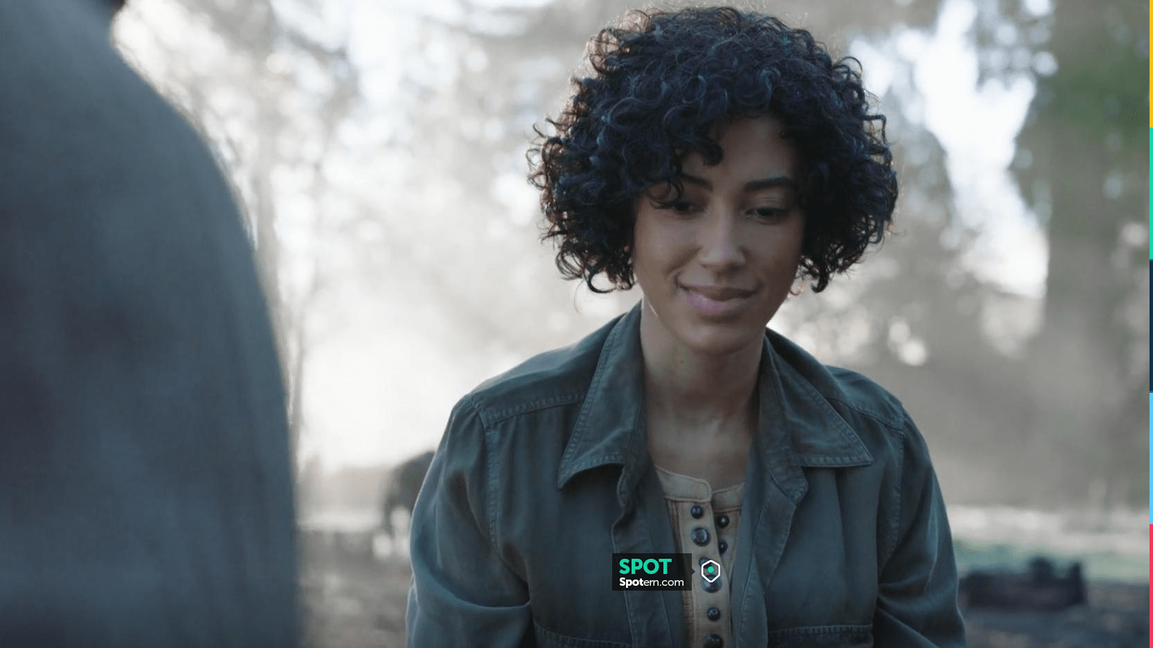 Free People Everest Henley usado por Nora Antony (Andy Allo) como se ve en  Upload (S02E01) | Spotern