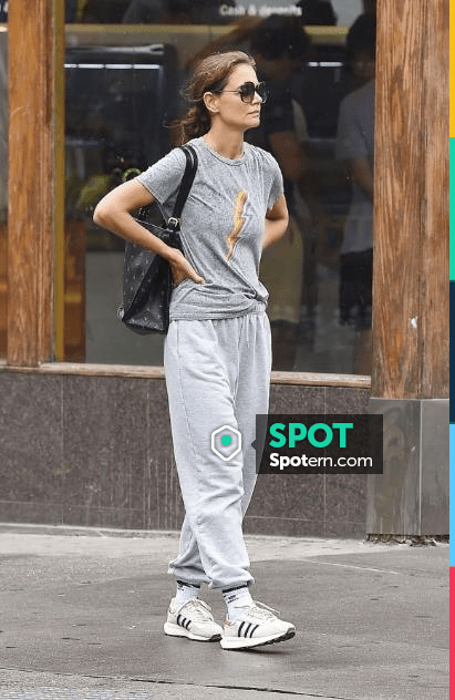 Alo Yoga Accolade Sweatpants In Heather Grey worn by Katie Holmes in New  York on August 10, 2023