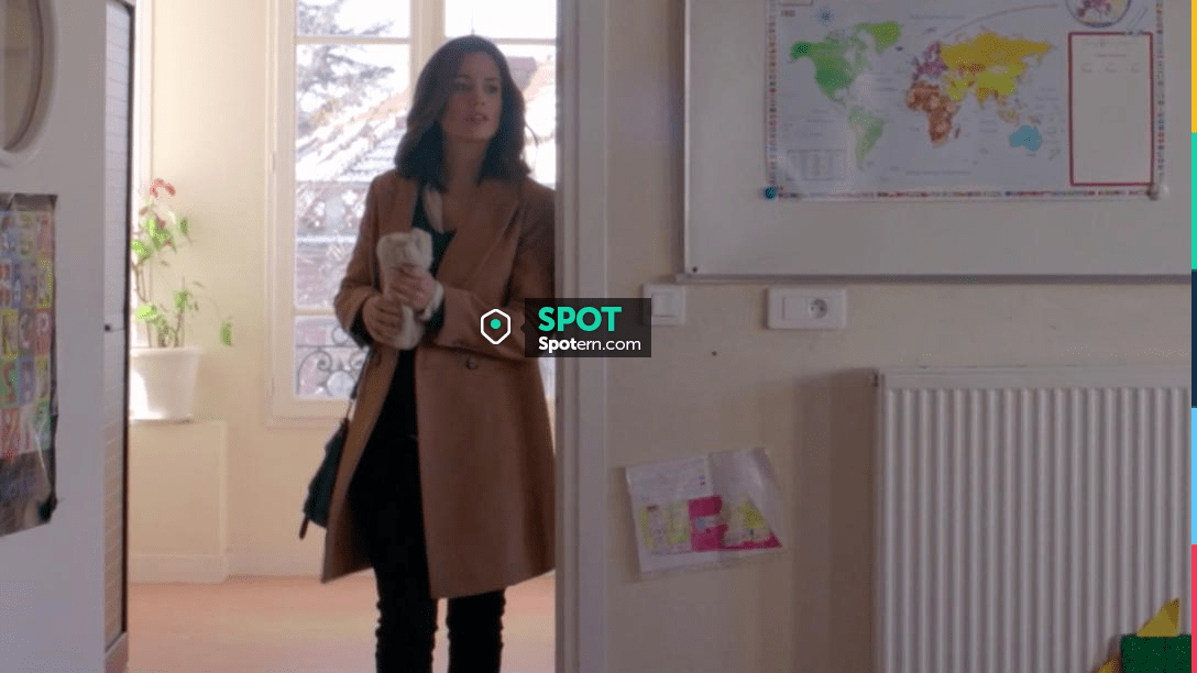Clementine's (Lucie Lucas) beige mid-length coat in Clem (Season 9