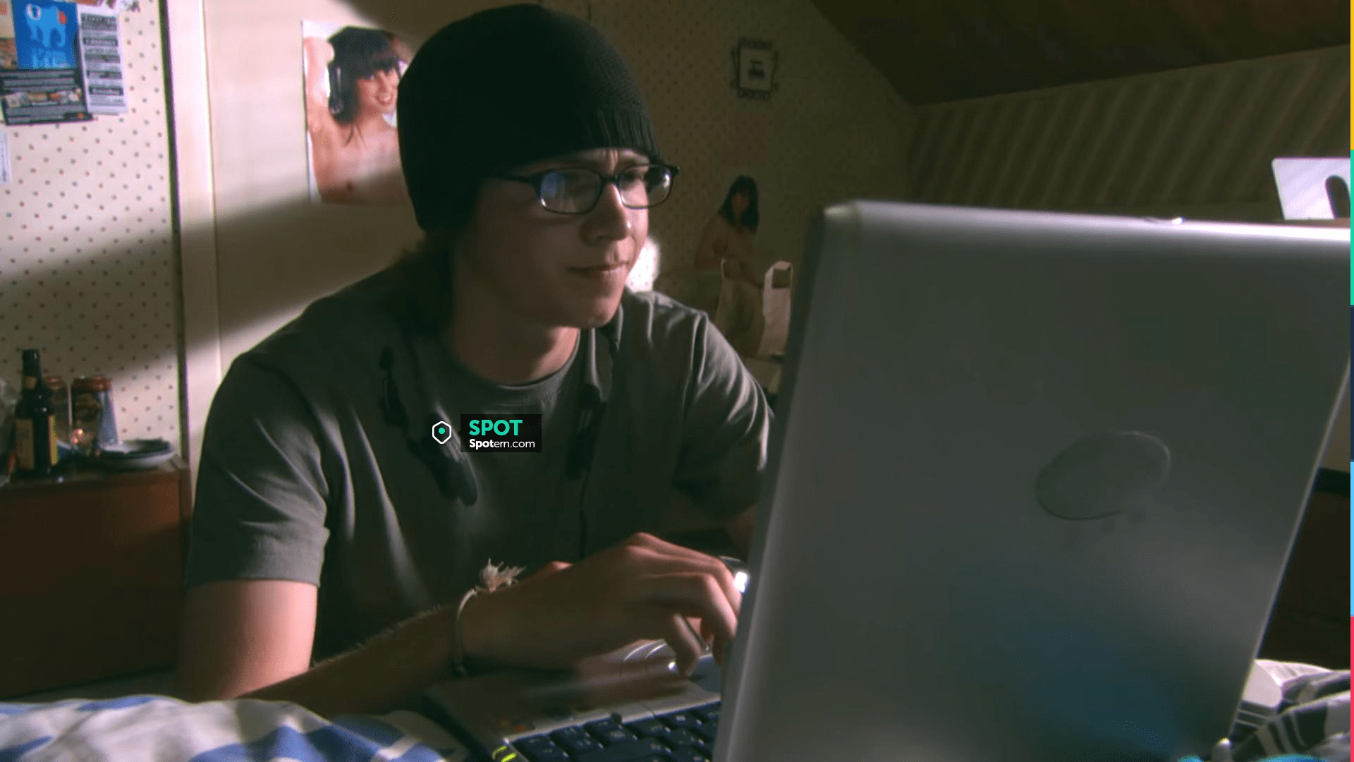 Atuendos de Skins: Sid Jenkins (Mike Bailey) lleva una camiseta de  Seventyseven Headphones en el episodio 3 de la temporada 2 | Spotern