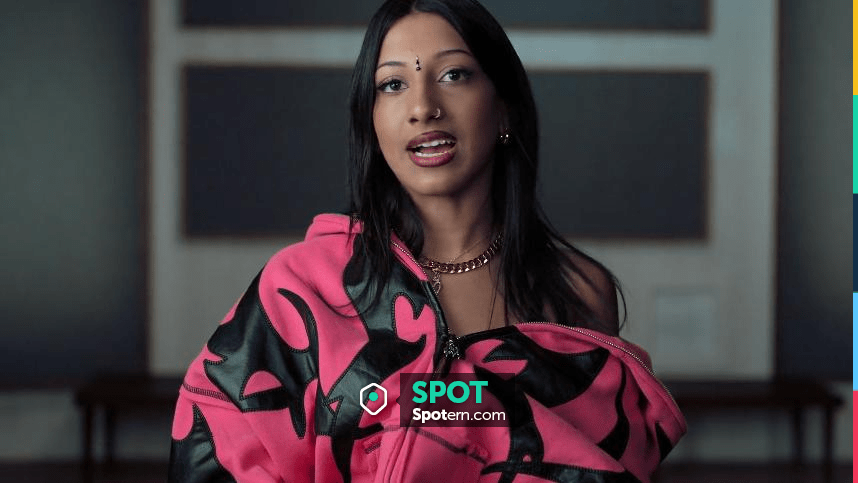 帽子 LARA Named Collective Flame Zip Hoodie Pink Poison worn by Lara as seen