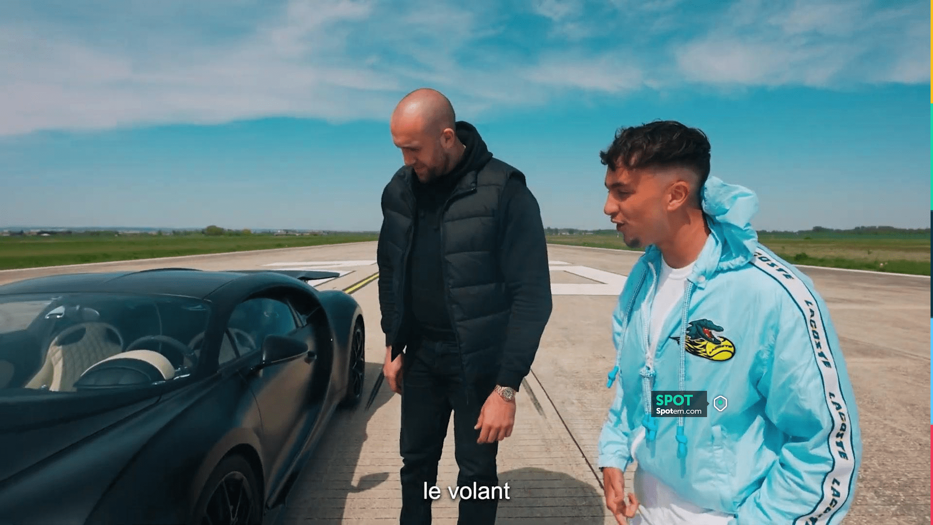 La veste bleu ciel Lacoste de Inoxtag dans Bugatti VS Avion de l'armée ...