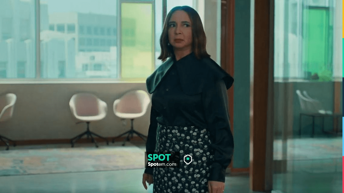 Molly Rudolph Gucci Daisy Bloom Shirt worn by Molly Novak (Maya Rudolph) as seen in ...