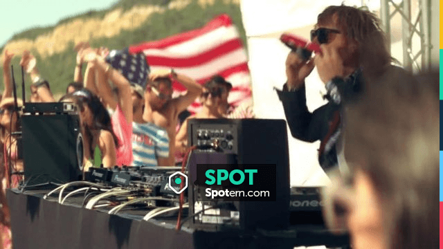 Equipment DJ Pioneer-David Guetta in his clip Without You | Spotern