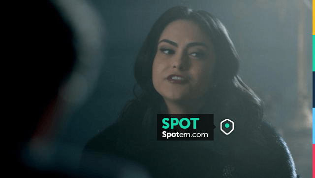 Le bolero en fourrure noire de Veronica Lodge (Camila Mendes) dans