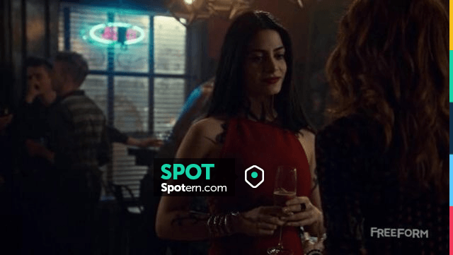 The red dress of Isabelle Lightwood (Emeraude Toubia) in