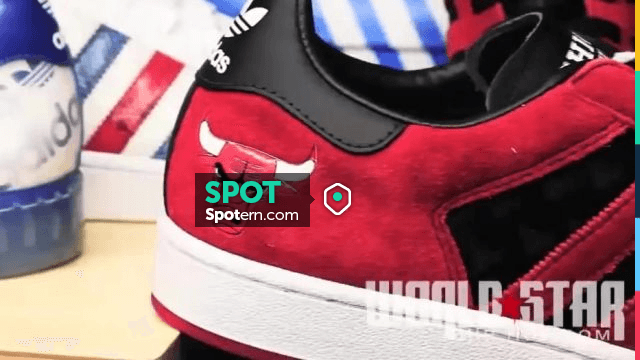 Todavía menú es suficiente Sneakers Adidas superstar "Chicago Bulls" in the clip A. D. I. D. A. S  Twista | Spotern