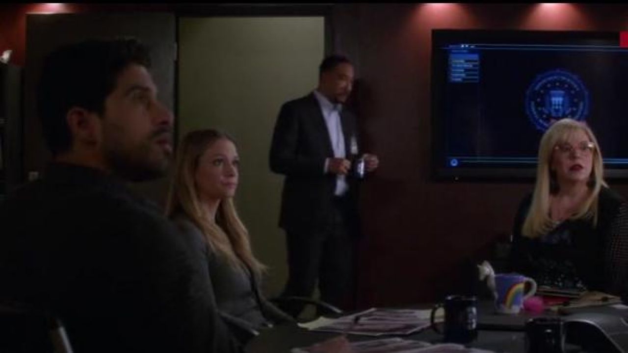Esprit Criminel Saison 12 Episode 18 La tasse / mug licorne de Penelope Garcia ( Kirsten Vangsness) dans