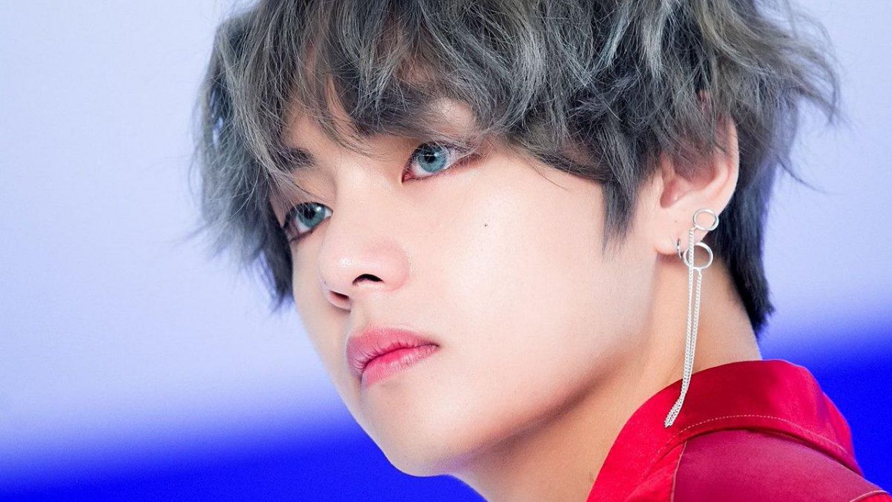 The earring of Kim Tae-hyung (V) in the clip DNA of the BTS | Spotern