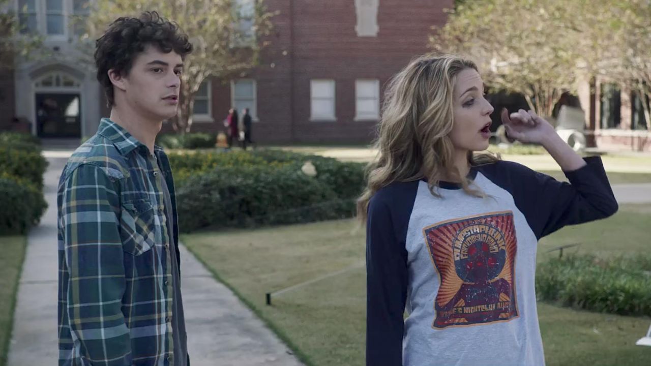 The t-shirt DUMPSTAPHUNK Tree Gelbman (Jessica Rothe) in Happy Day ...