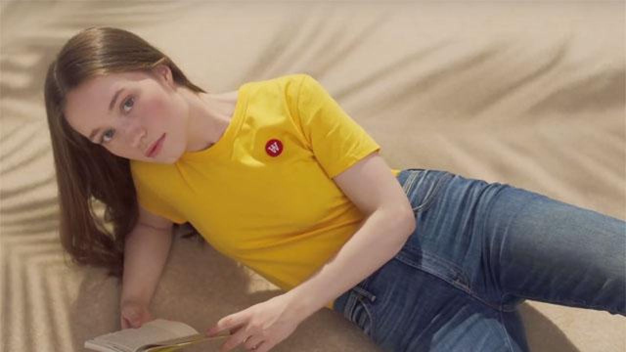 The Tee shirt yellow Sigrid in her video clip Strangers Spot