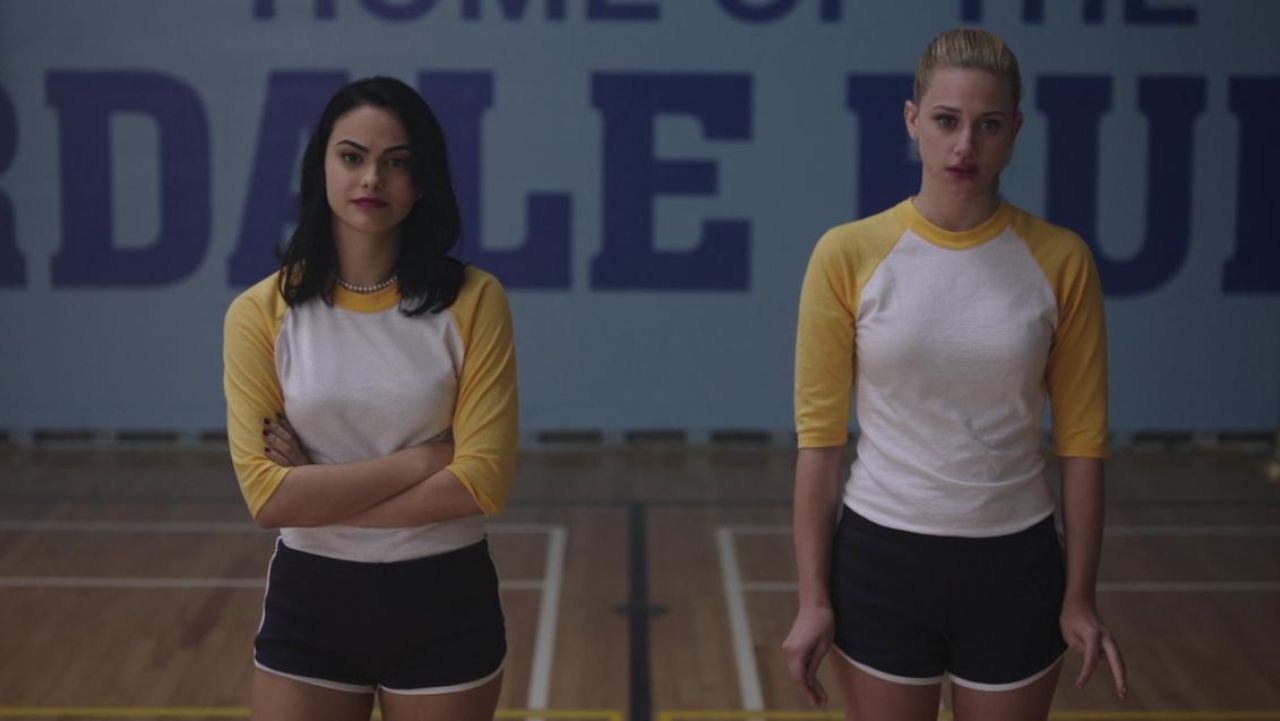 The t-shirt baseball yellow and white is of Veronica Lodge (Camilia Mendes)...